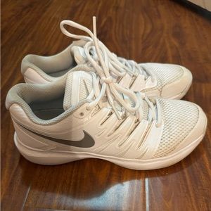 Nike tennis court shoes